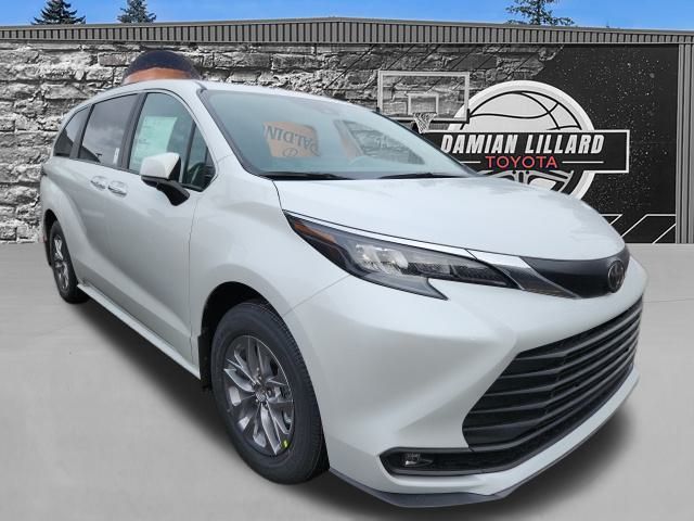 2026 Toyota Sienna XLE's photo
