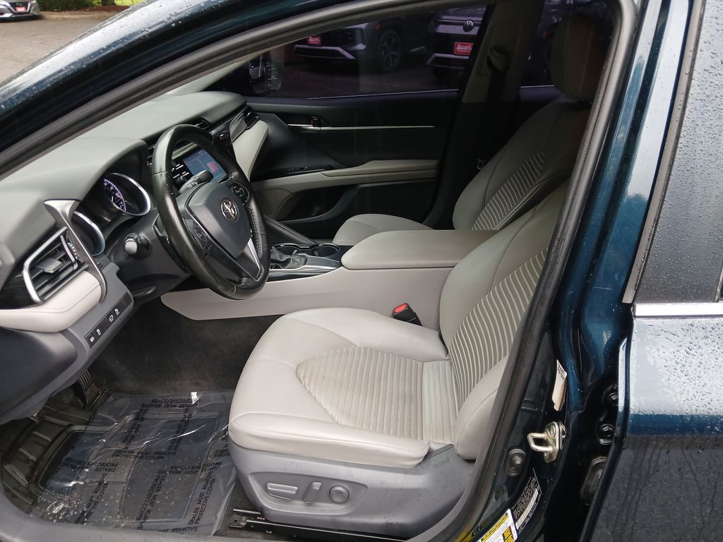 2020 Toyota Camry SE photo 9