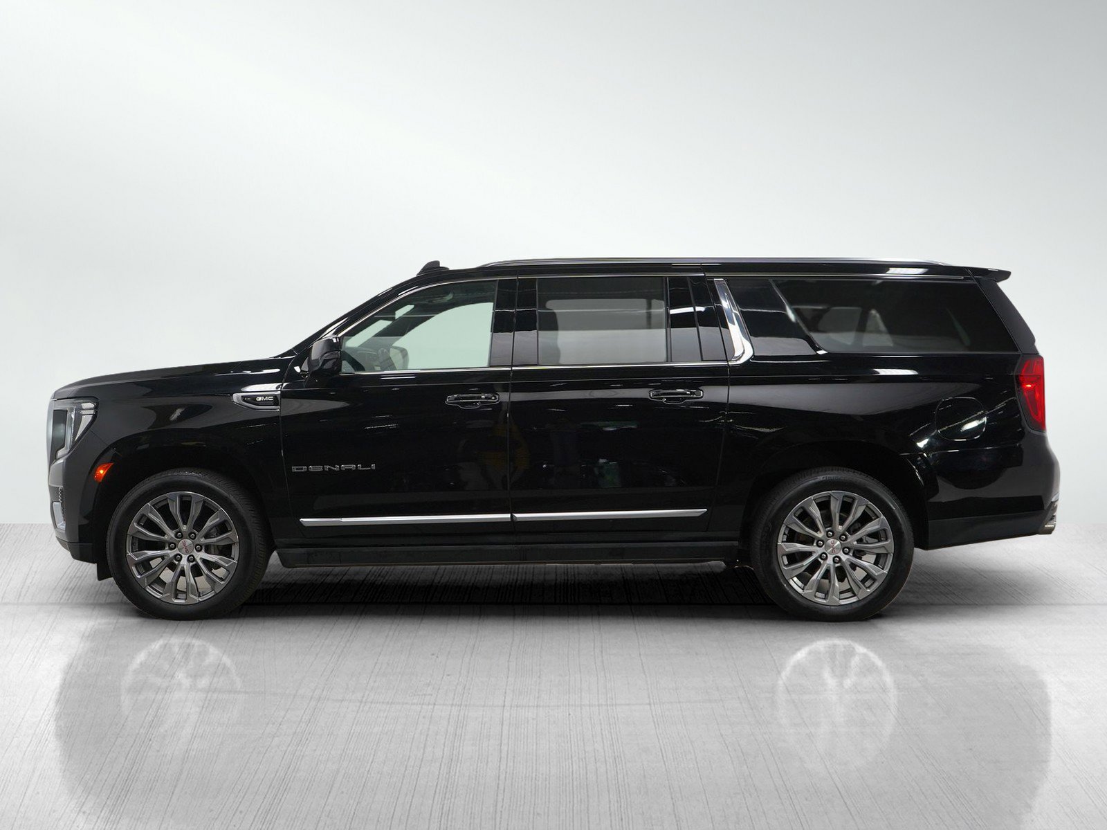 Used 2023 GMC Yukon XL Denali with VIN 1GKS2JKL0PR176069 for sale in Roseville, Minnesota