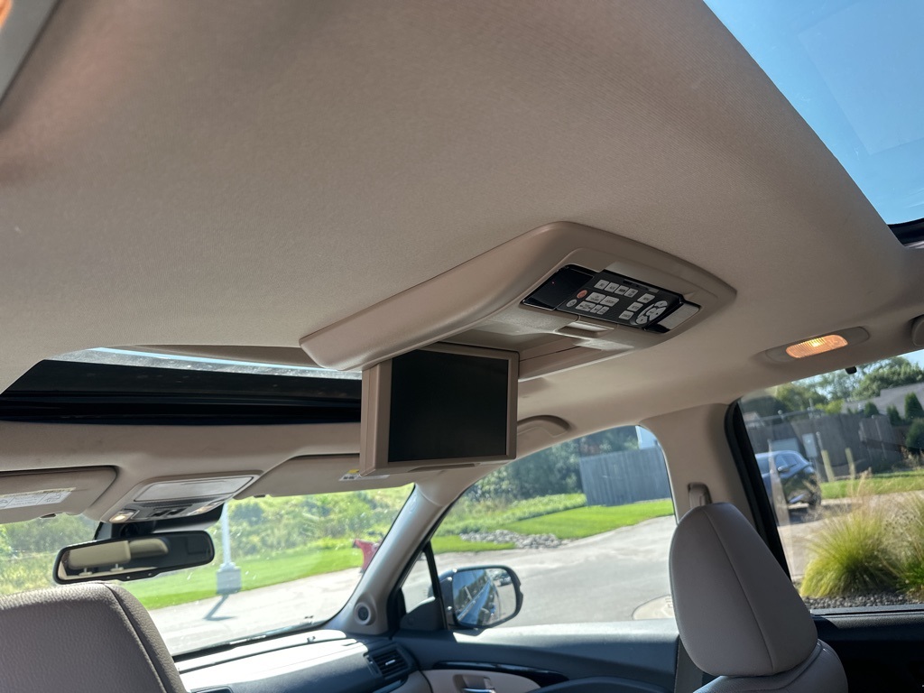 2016 Honda Pilot Elite photo 4