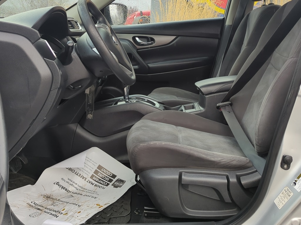 2016 Nissan Rogue S photo 2