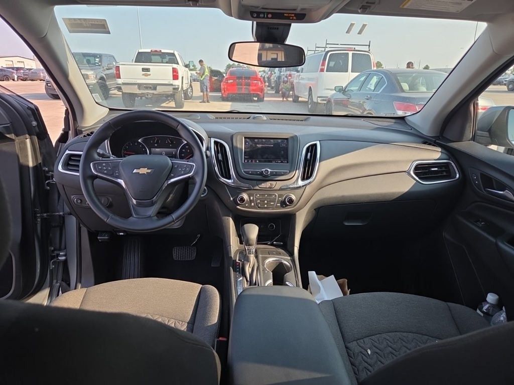 2024 Chevrolet Equinox LT photo 3