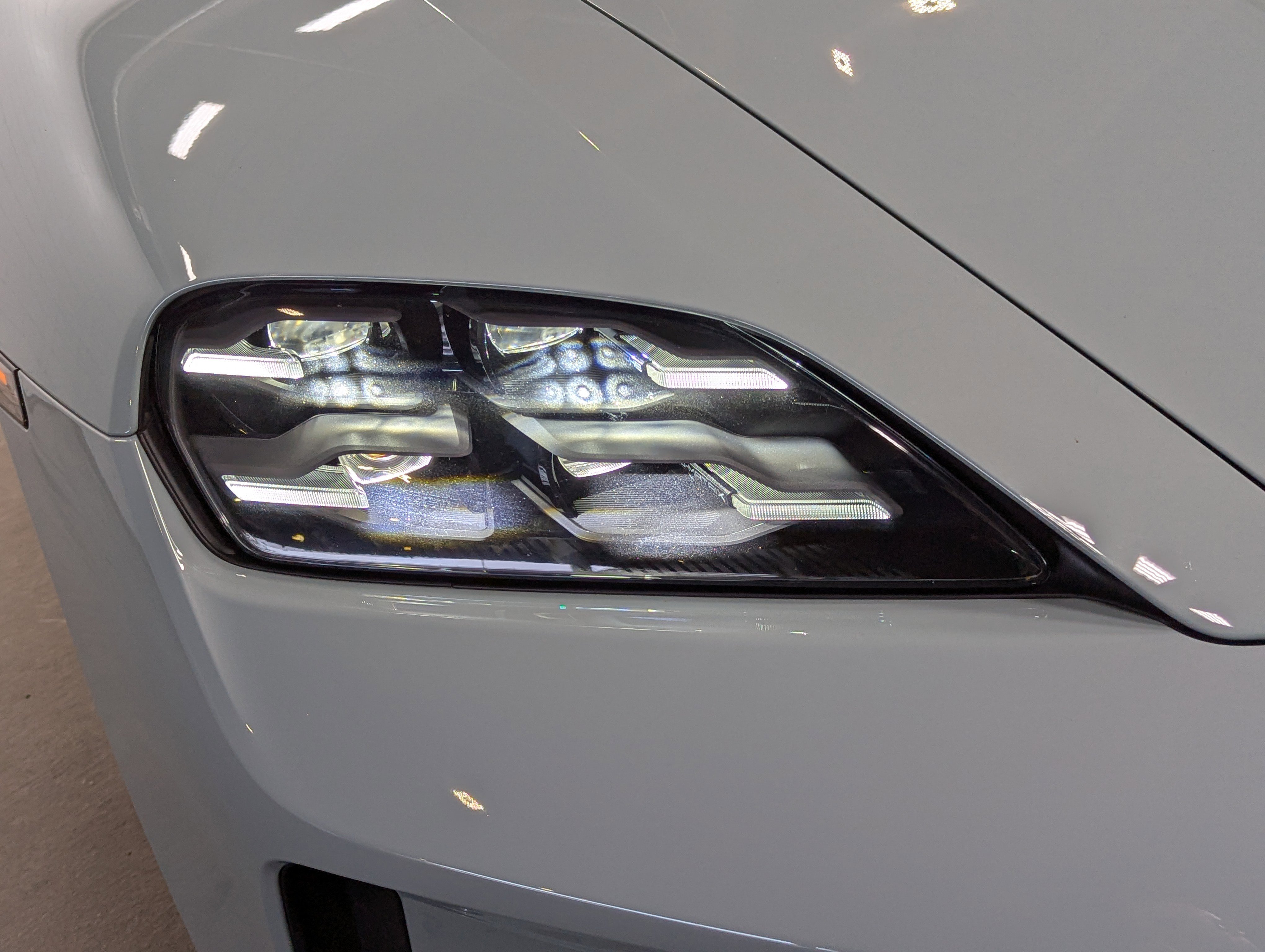 2025 Porsche Taycan photo 3