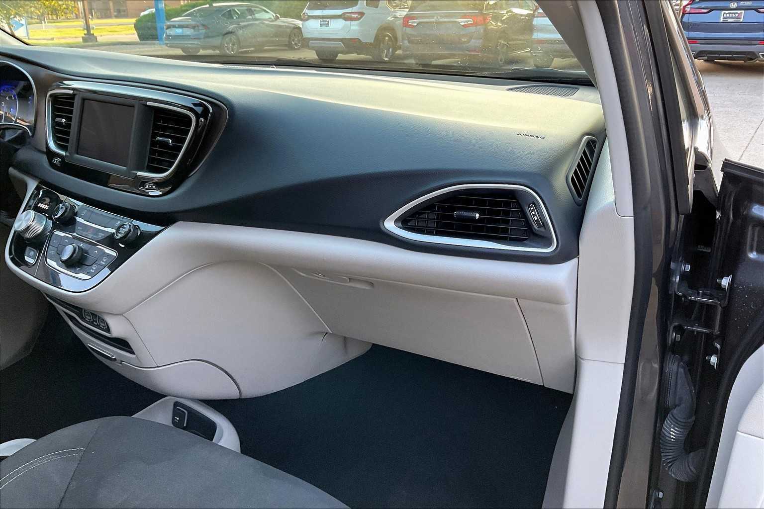 2022 Chrysler Voyager LX photo 17