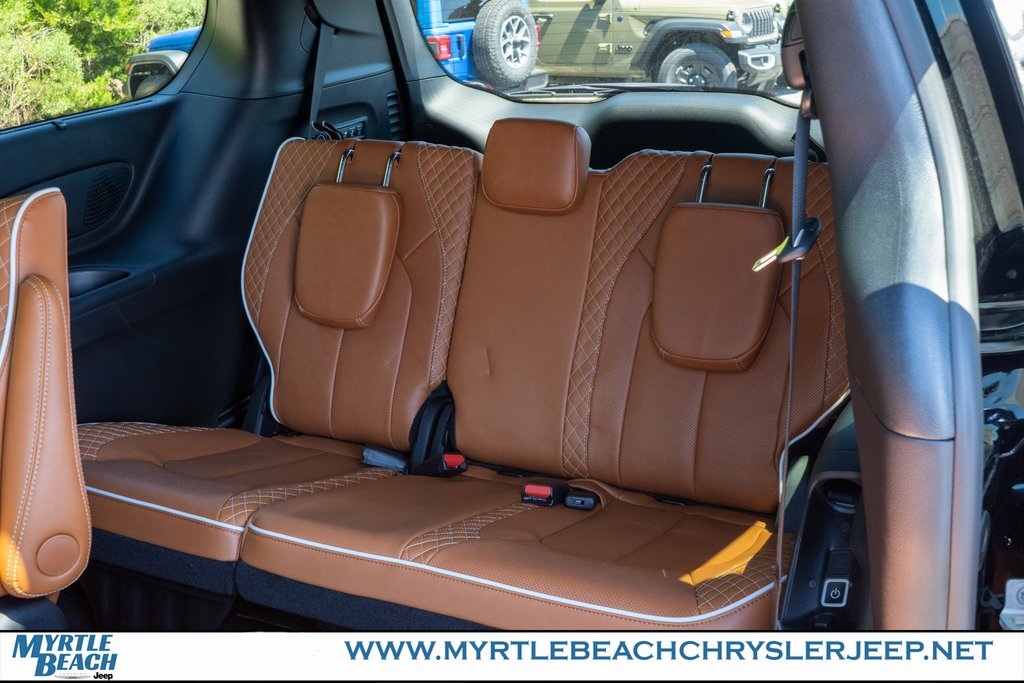 2026 Chrysler Pacifica Pinnacle photo 13