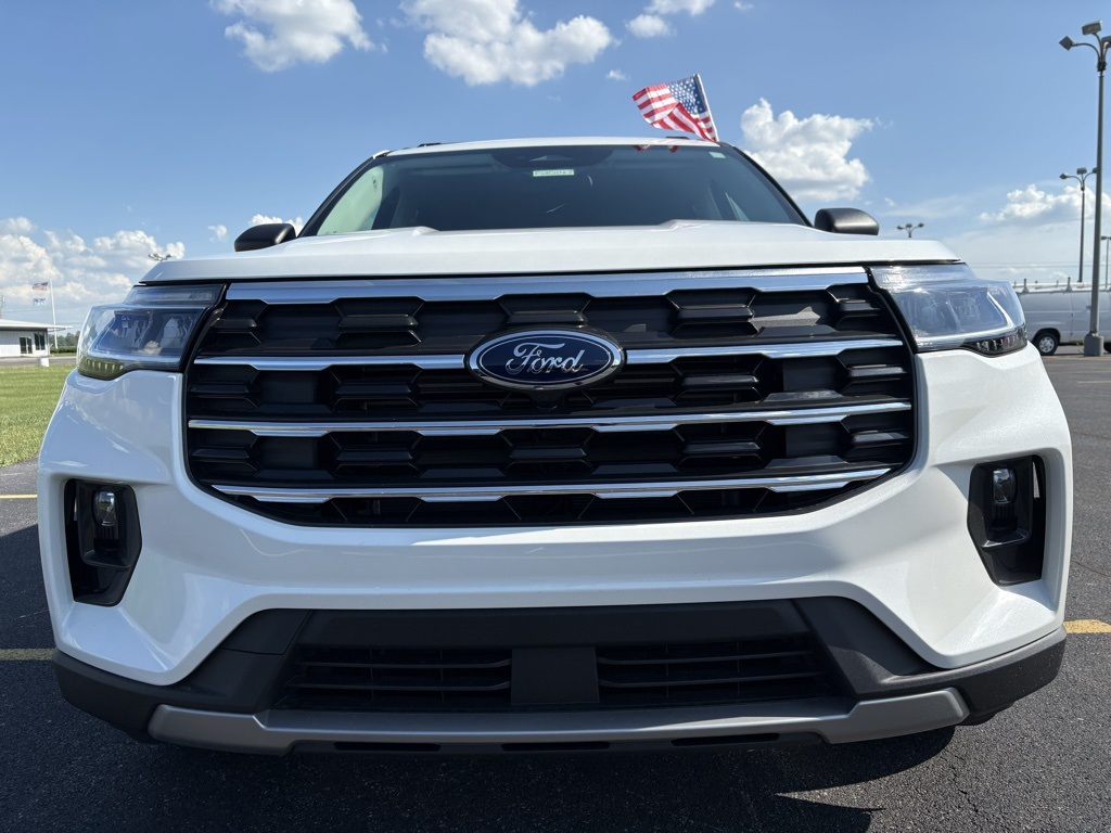 2025 Ford Explorer photo 2