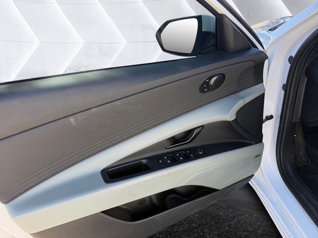 2025 Hyundai Elantra Hybrid Limited photo 11