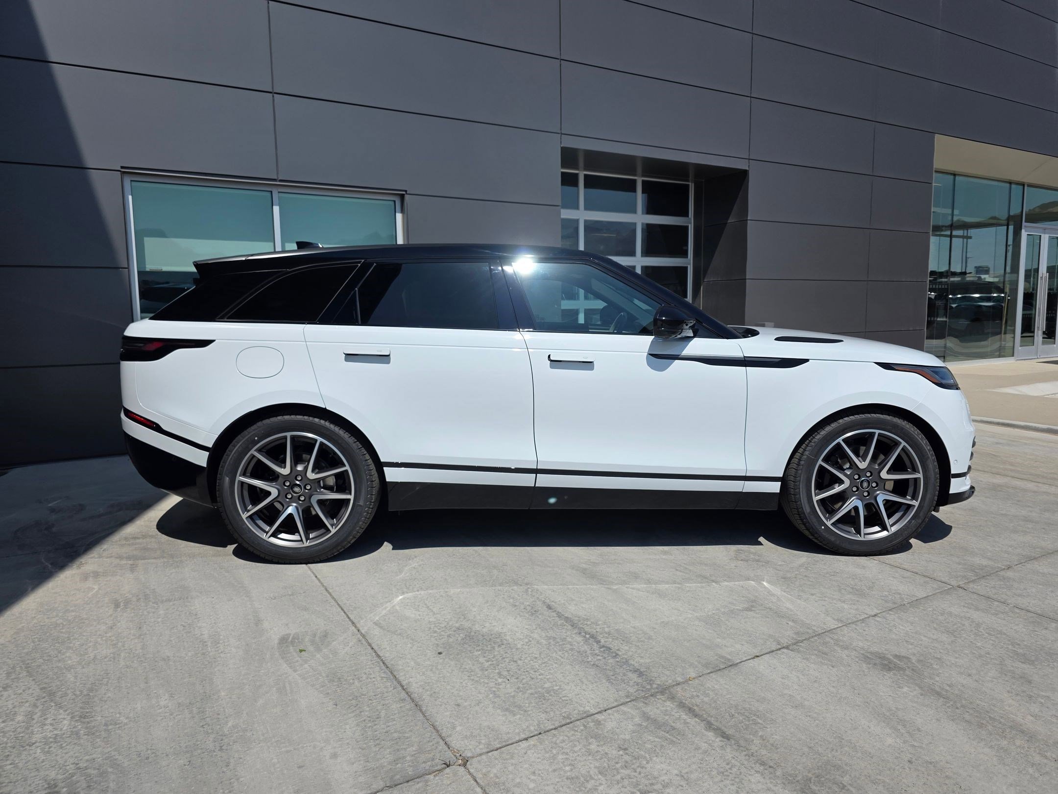 2026 Land Rover Range Rover Velar SE photo 4