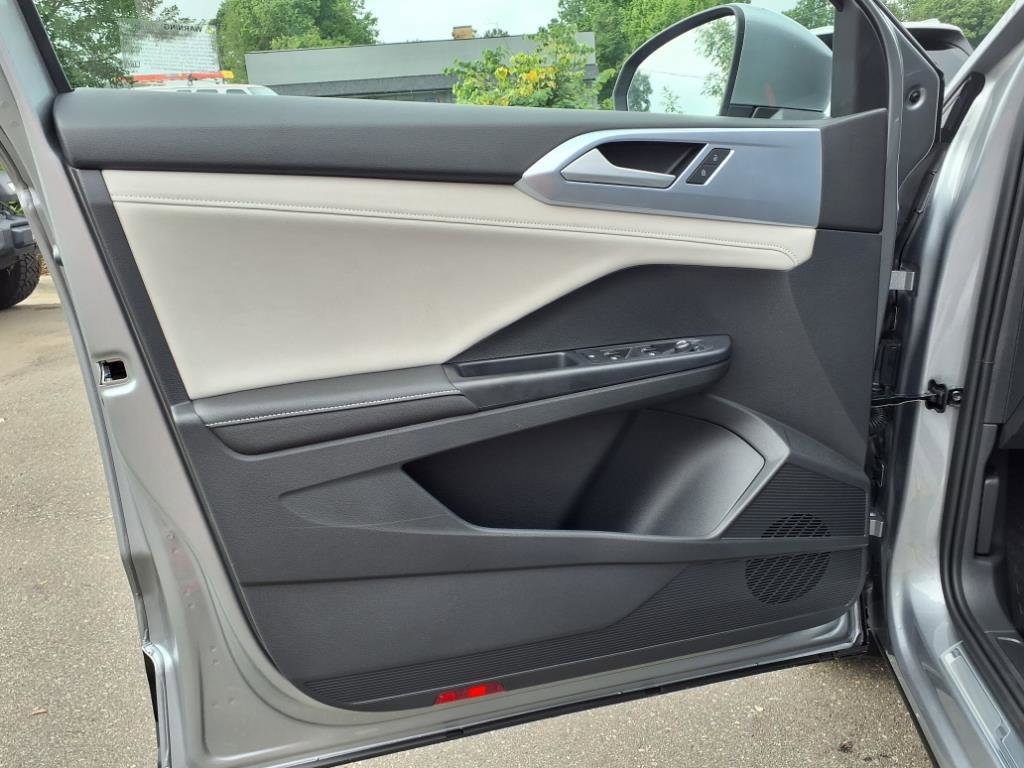 2025 Volkswagen Taos SE photo 3