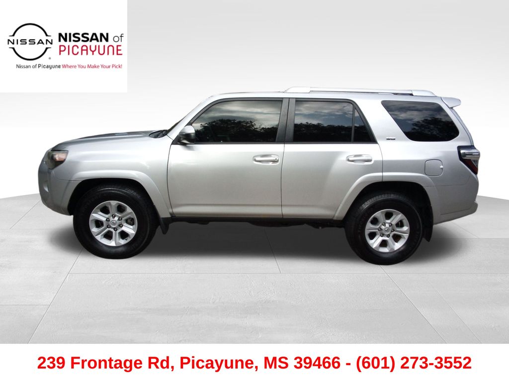 2016 Toyota 4Runner SR5 photo 2