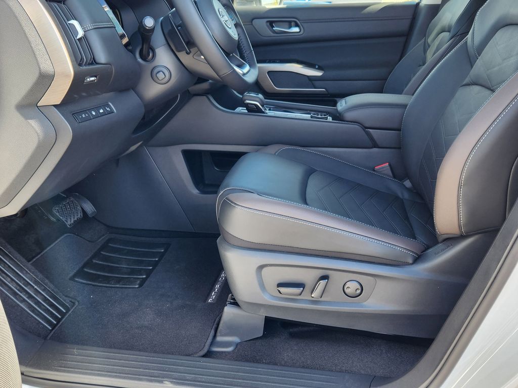 2025 Nissan Pathfinder Platinum photo 11