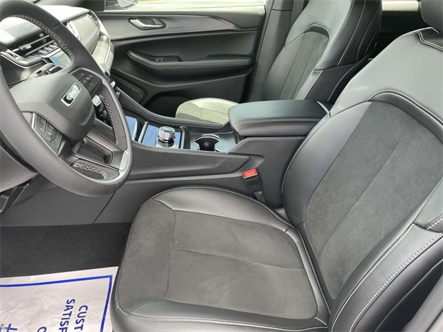 2025 Jeep Grand Cherokee Altitude photo 13