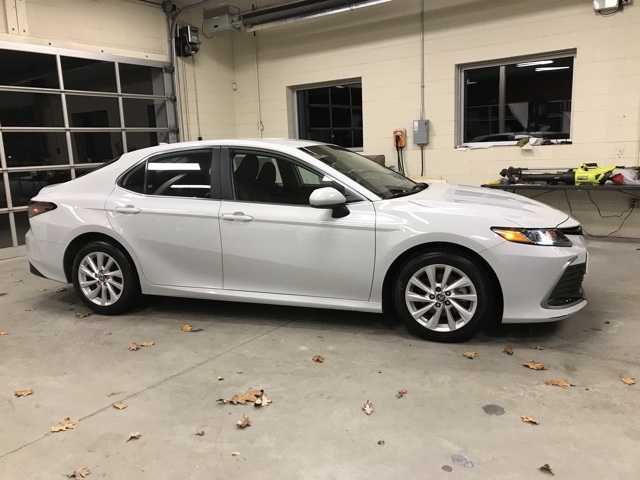 2022 Toyota Camry LE photo 2