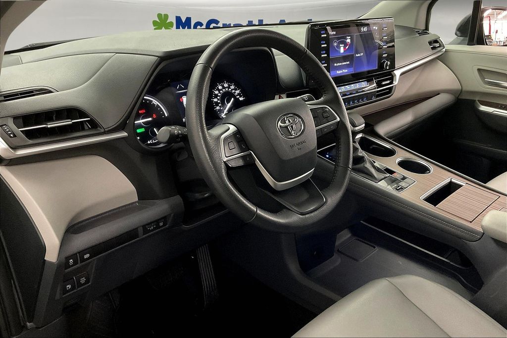 2021 Toyota Sienna XLE photo 14