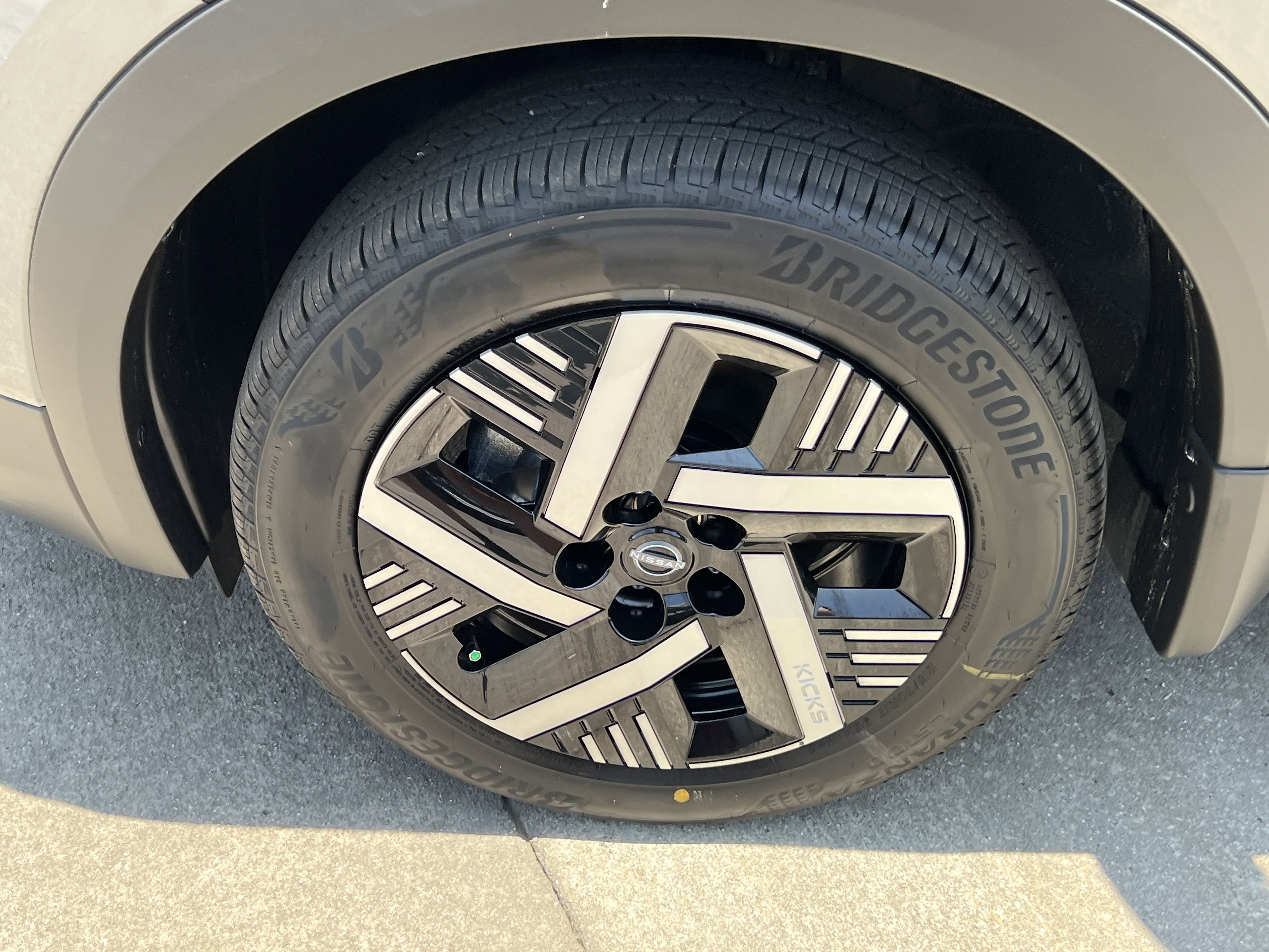 2025 Nissan Kicks SV photo 3