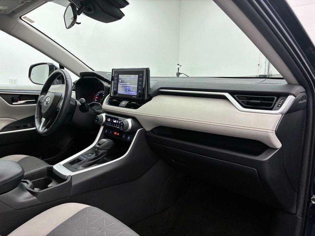 2020 Toyota RAV4 XLE photo 21