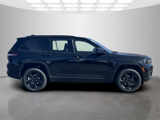 2025 Jeep Grand Cherokee Altitude photo 2