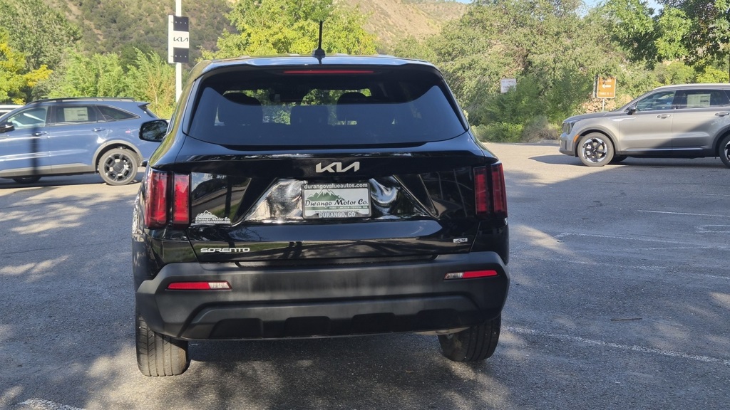 2023 Kia Sorento LX photo 4