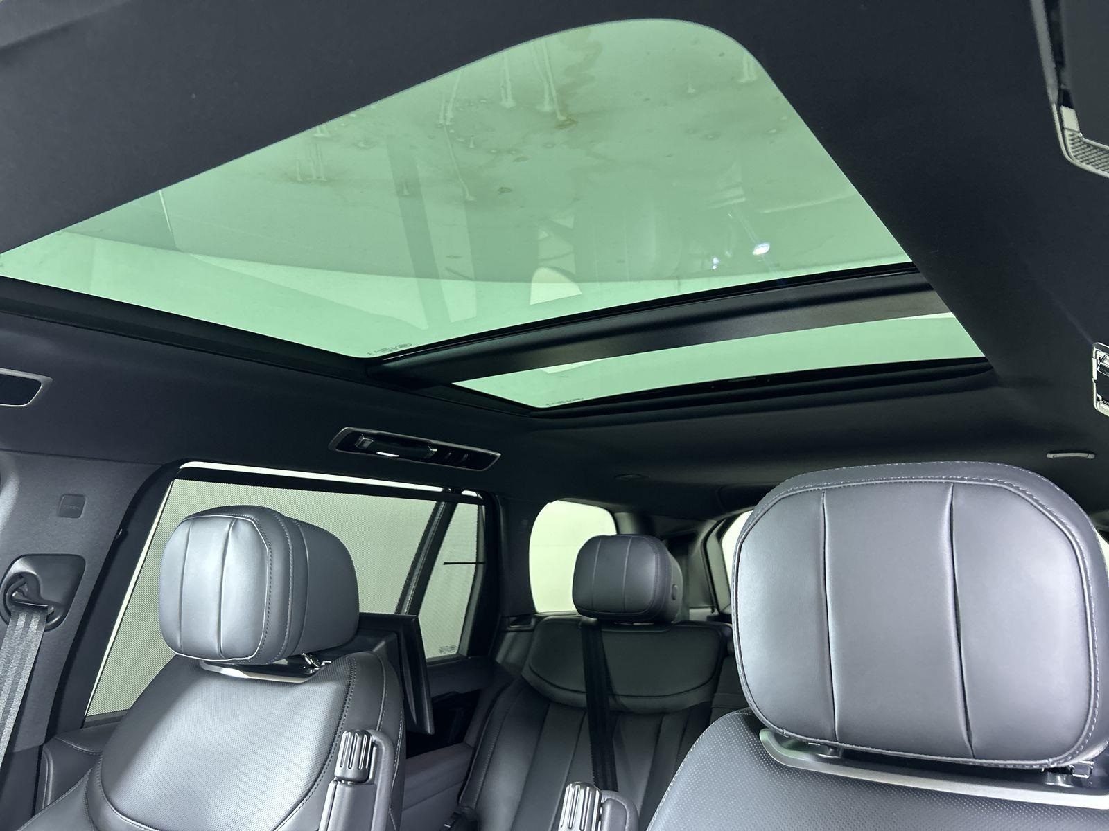 2025 Land Rover Range Rover SE photo 8