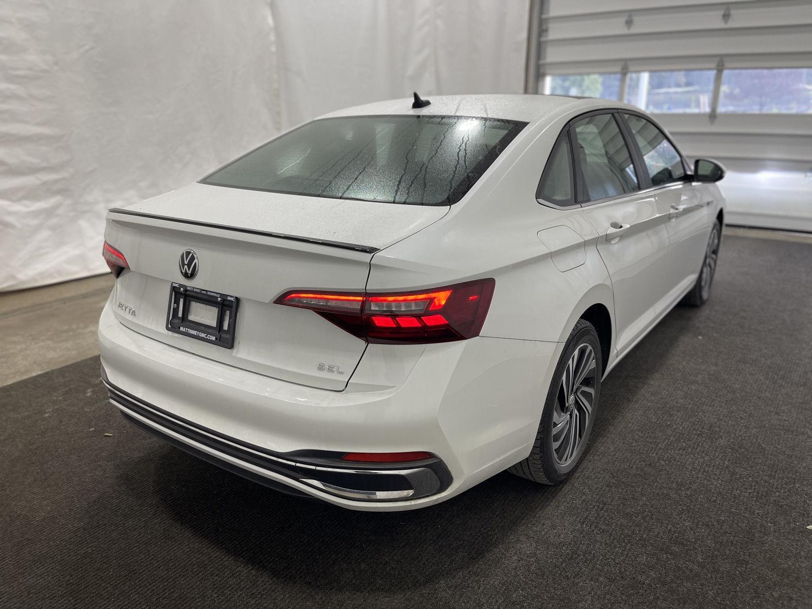 2024 Volkswagen Jetta SEL photo 4