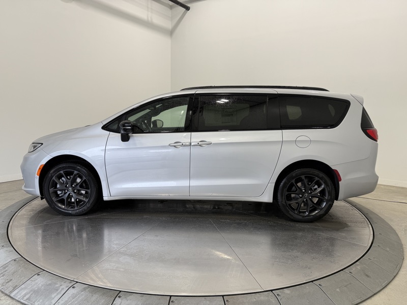 2026 Chrysler Pacifica Limited photo 4