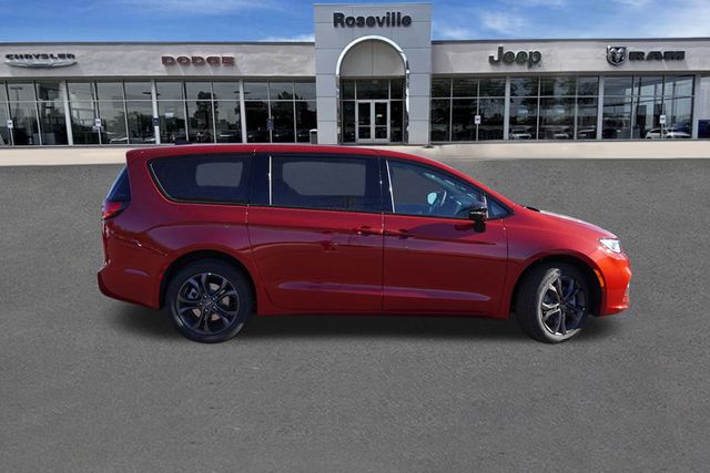2026 Chrysler Pacifica photo 2