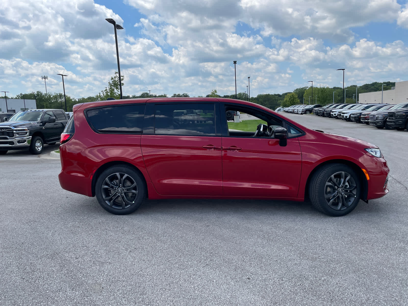 2026 Chrysler Pacifica photo 10