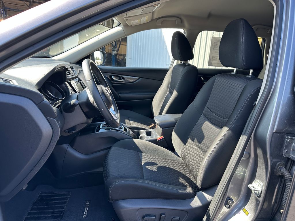 2019 Nissan Rogue SV photo 13