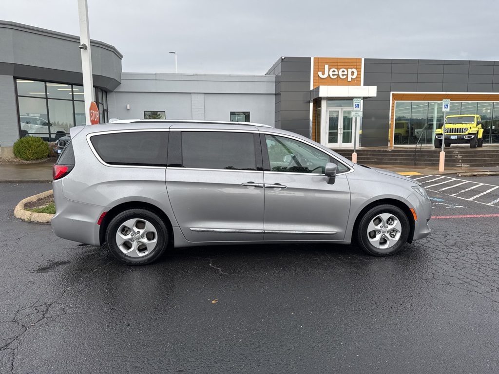 2017 Chrysler Pacifica Touring Plus photo 5