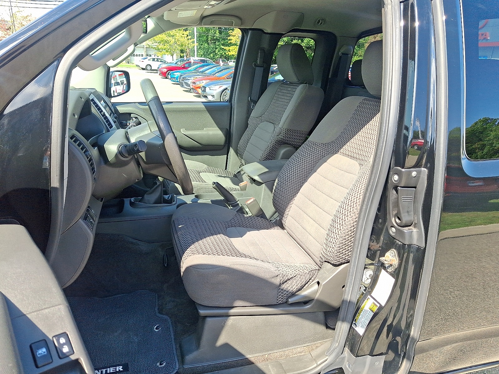 2012 Nissan Frontier SV photo 12