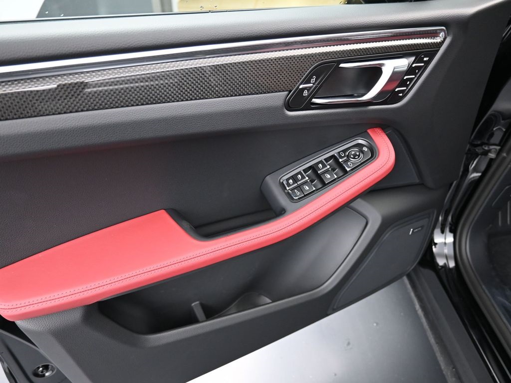 2026 Porsche Macan T photo 19