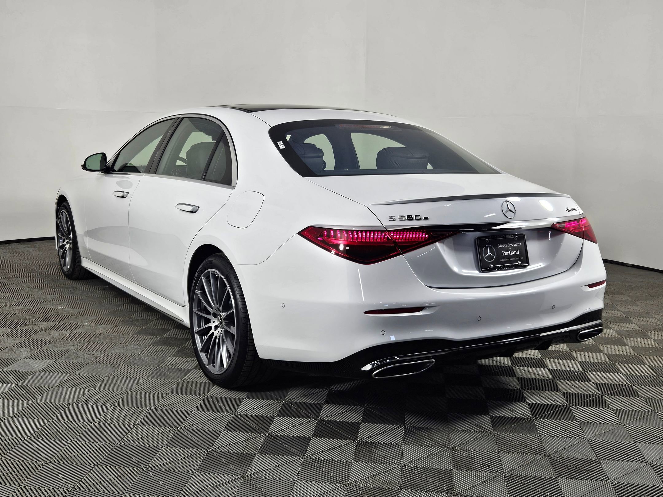 2025 Mercedes Benz S 580e 4MATIC photo 3