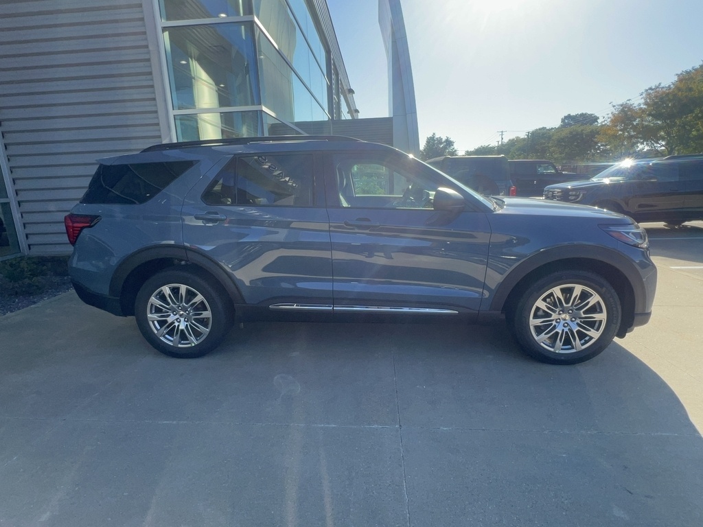 2025 Ford Explorer photo 4
