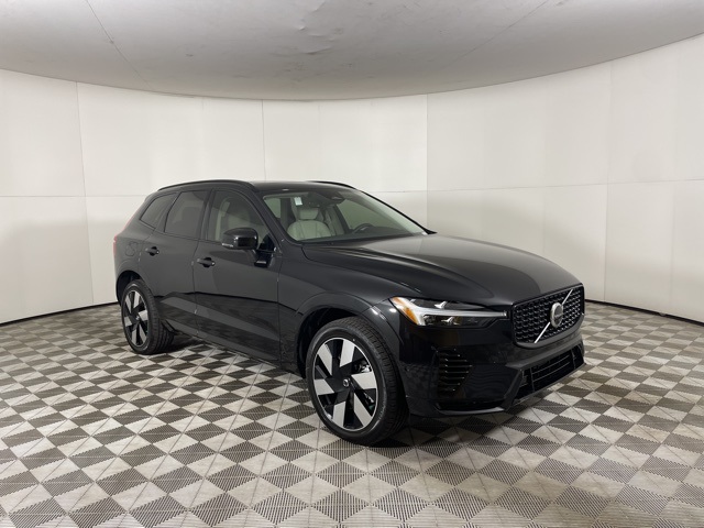 2025 Volvo XC60 T8 Plus photo 2