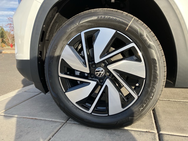 2025 Volkswagen Atlas SEL photo 4