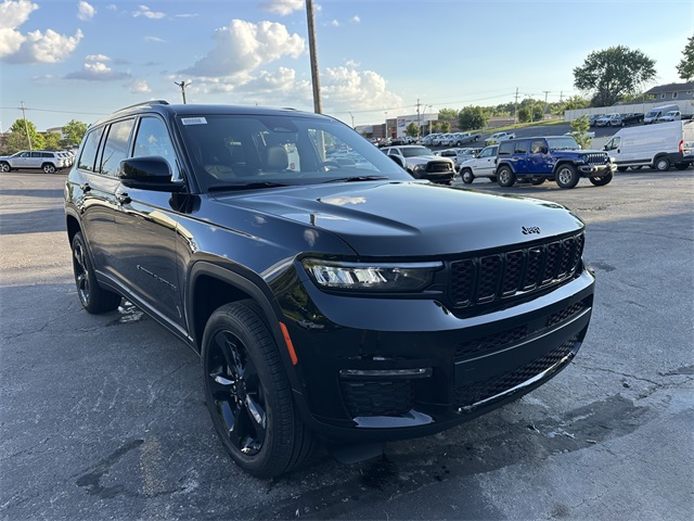 2025 Jeep Grand Cherokee Limited photo 3