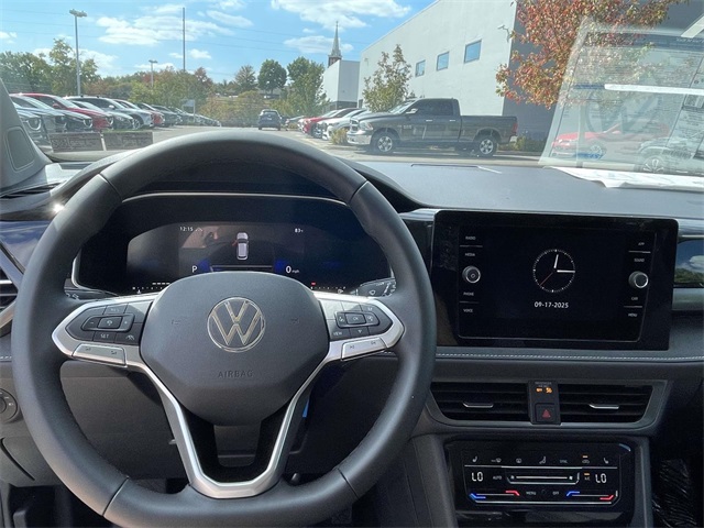 2025 Volkswagen Taos SE photo 16