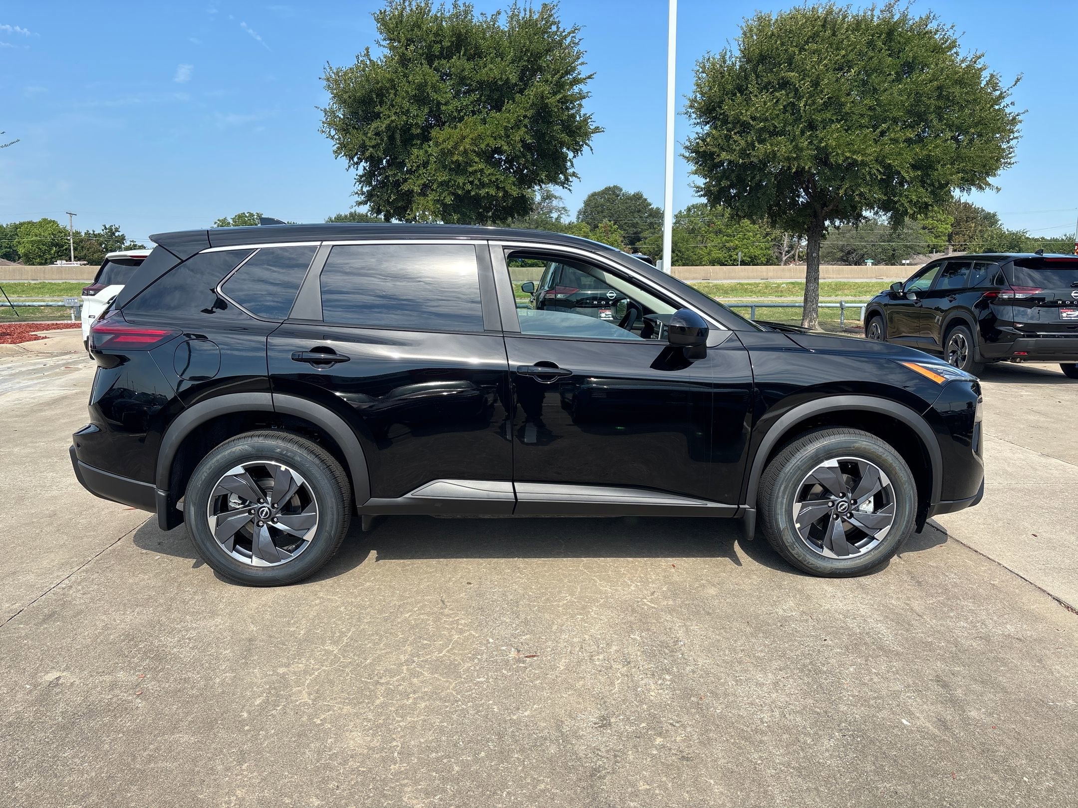 2026 Nissan Rogue SV photo 4