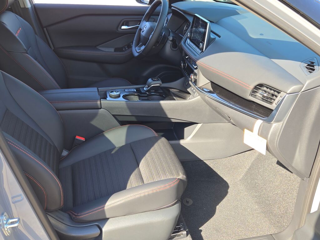 2026 Nissan Rogue SV photo 3
