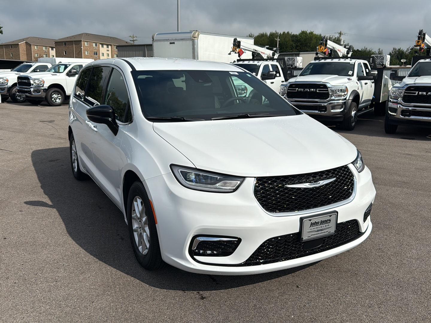2026 Chrysler Pacifica photo 2