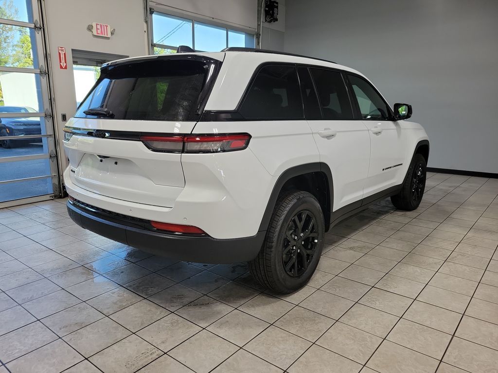 2025 Jeep Grand Cherokee Laredo Altitude photo 3
