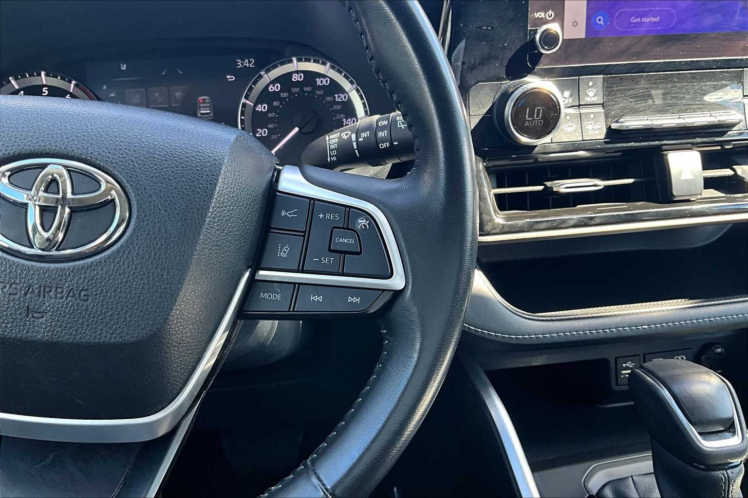 2023 Toyota Highlander LE photo 23