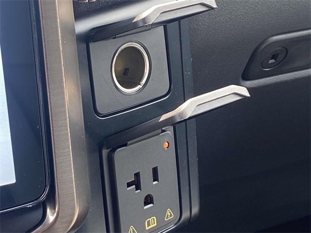 2025 Ford F-150 Lightning Lariat photo 19