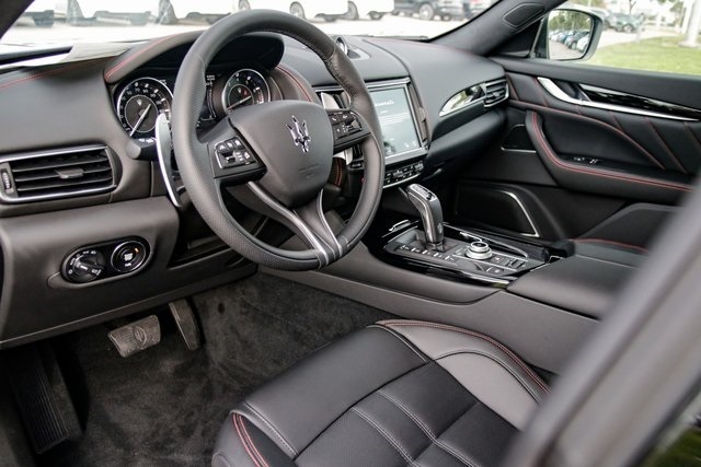 2024 Maserati Levante GT photo 9