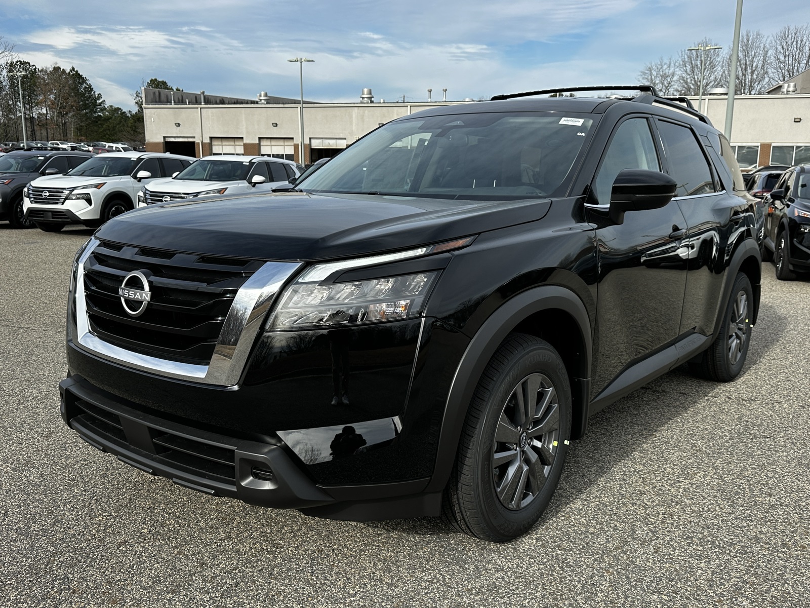 2025 Nissan Pathfinder SV's photo