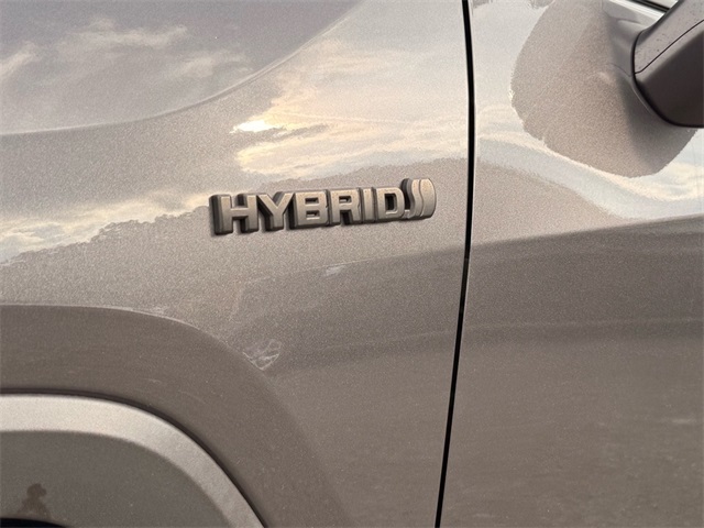 2021 Toyota RAV4 Hybrid XLE photo 7