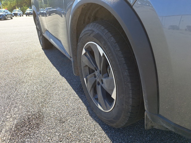 2024 Nissan Rogue SV photo 3