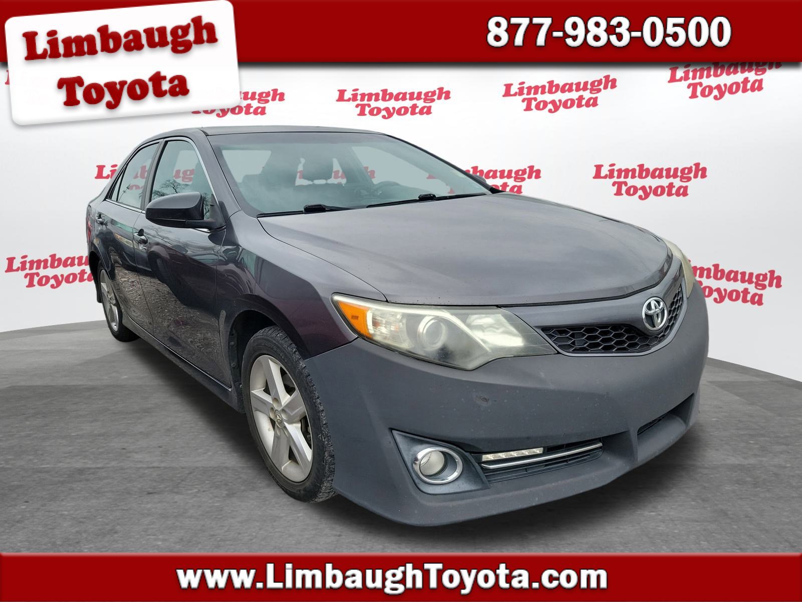 2014 Toyota Camry SE's photo