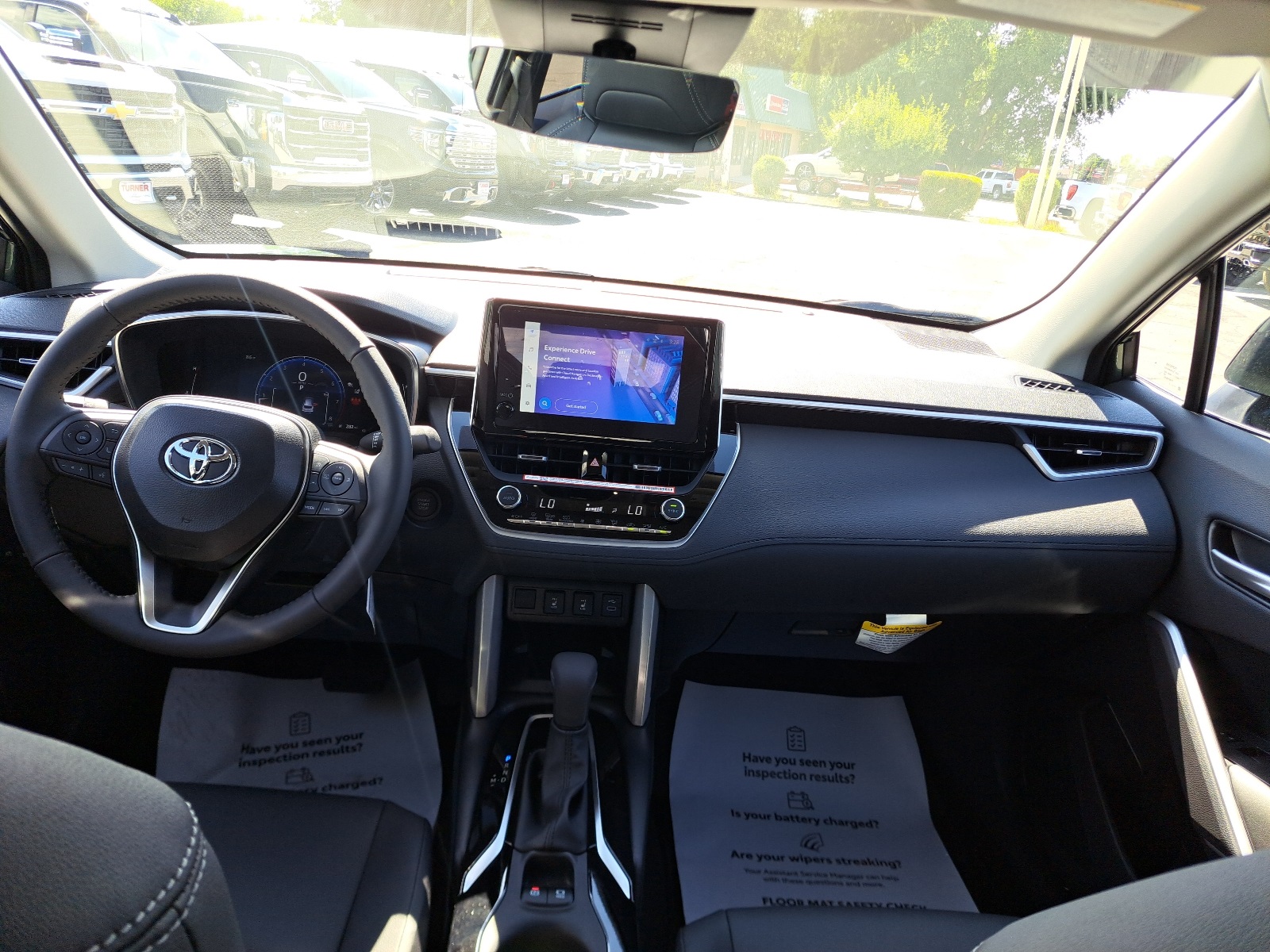 2025 Toyota Corolla Cross XLE photo 25