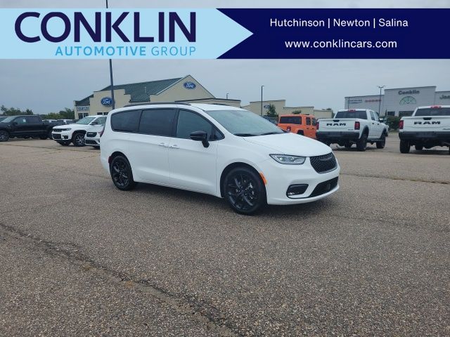 2026 Chrysler Pacifica Select's photo